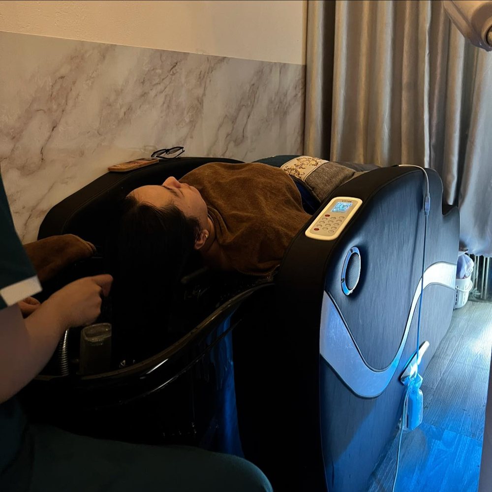 Khách thư giãn trên giường gội massage đa điểm chạm tại CAMI Quận 4